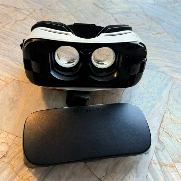 Samsung Gear‎ VR SM R322 Powered by Oculus Virtual Reality Headset White