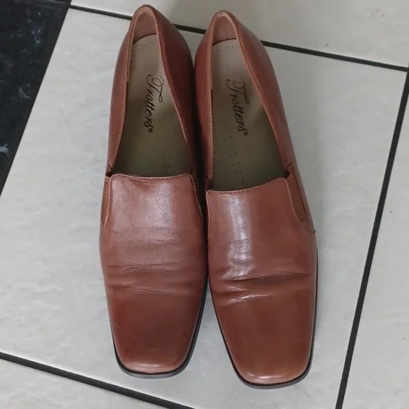 Trotters Jenn Leather Loafers in Brown