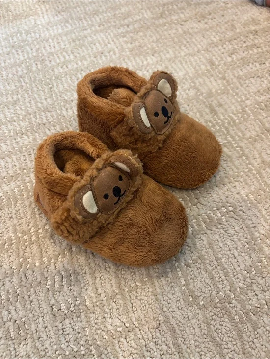 UGG Bixbee Koala Stuffie infant booties in brown size USA 04/05