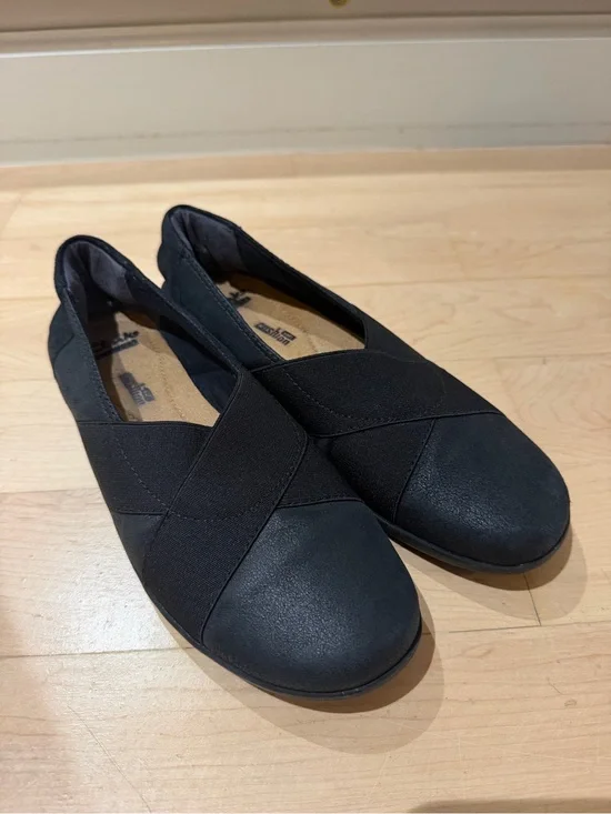 Clarks Comfortable Black Slip-On Women's Flats size 8 soft cushion