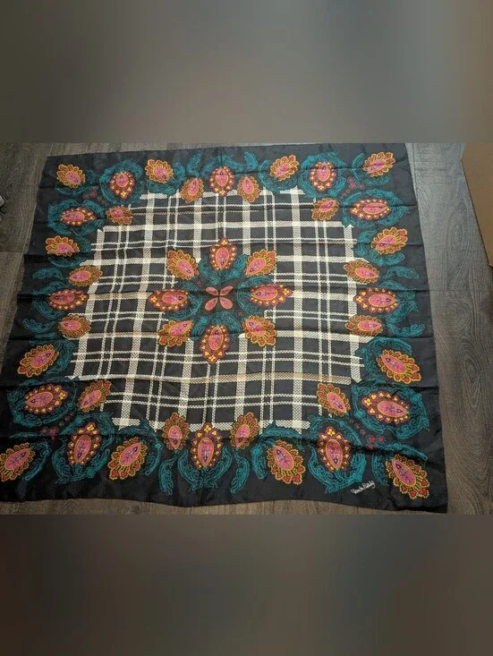 Diane Von Furstenberg Gorgeous Vibrant 100% Silk Wrap Scarf