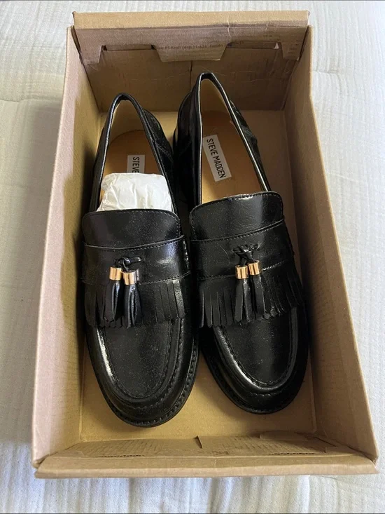 Steve Madden Radcliff black leather loafer mismatch sizes