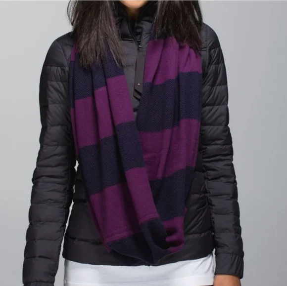 LULULEMON Heart Opener Circle Scarf Merino WoolBlack Grape / Berry Yum Y…