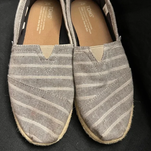 Toms-Beige stripe w/Rope bottom- Size:7, Pre-Owned, Small red spot on‎ top.