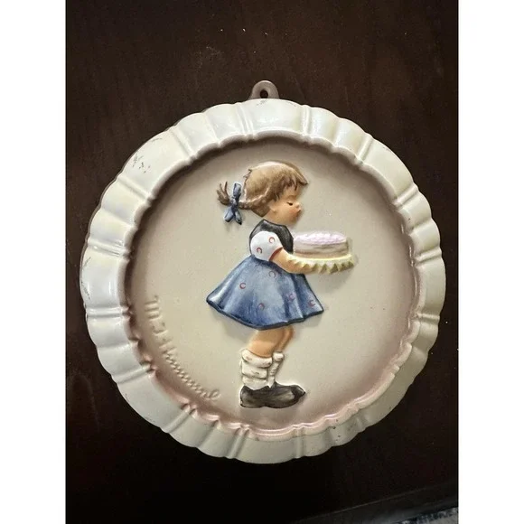1989 Vintage M.J. Hummel‎ Goebel Girl With Cake Kitchen Wall Hanging Mold VTG