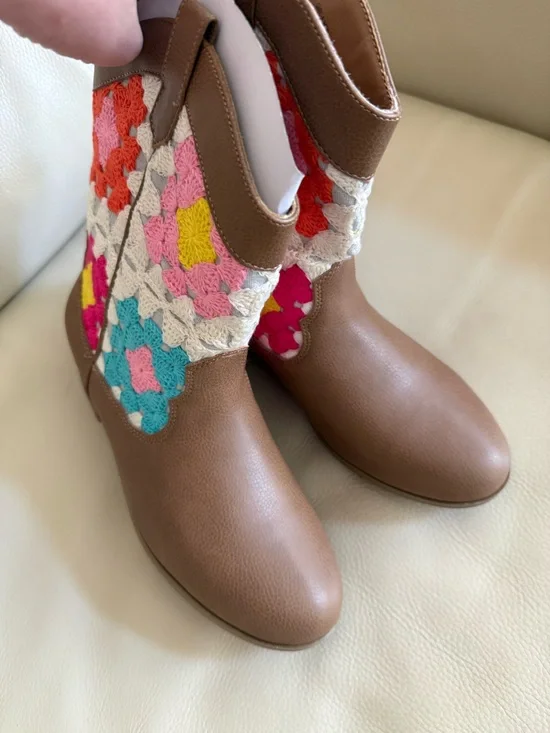 Brand new kids boots size 5