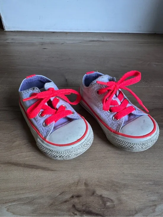 Converse Chuck Taylor All Star Sneakers • Toddler 4 • Pale Lavendar & Neon Pink