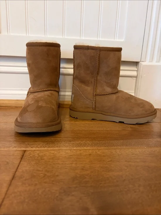 UGG Kids Classic Short Boots in Chestnut NEW without tags