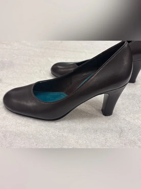 Brand New Stylish Aerosoles Heels - Size 8 M - Heel 3 1/4 inches - box 18