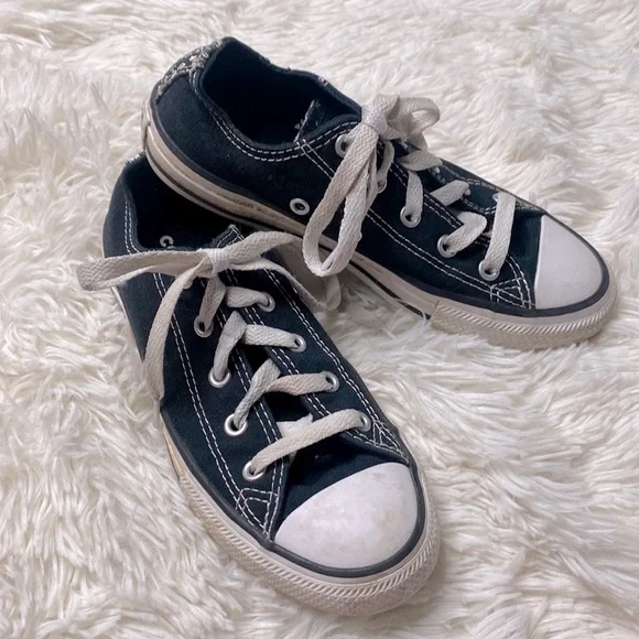 Converse Black Low Cut White Lace Up Sneakers Kid’s Size 1 Excellent Condition