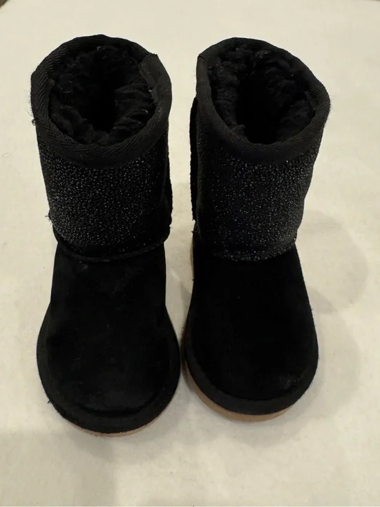 UGG Kids Classic Short Serein boots in black featuring sparkling glitter Sz 6