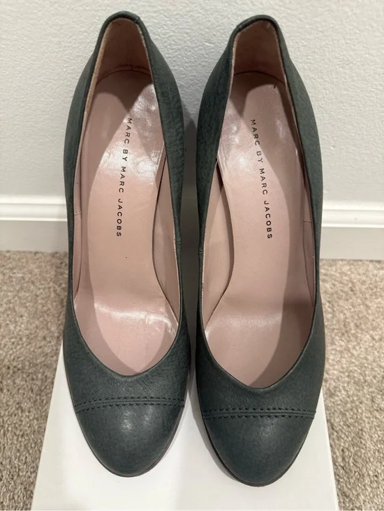 Marc by Marc Jacobs - Greyish Green Leather Round-Toe Pumps 38 1/2