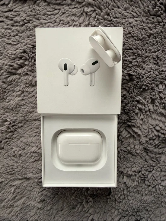 Apple White Wireless In-Ear Earbuds with Charging Case
