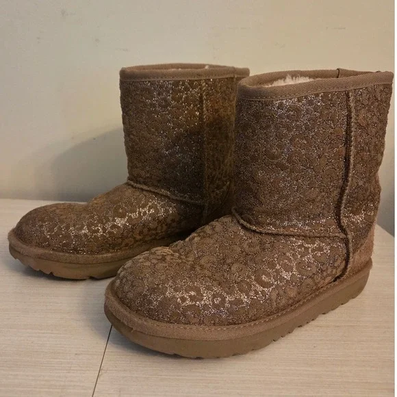 UGG Kids Classic Short Leopard Metallic Glitter Boots Chestnut 1112388K Size 4