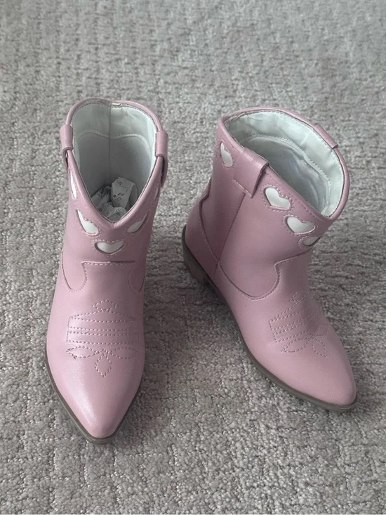 Lola & the Boys Love Cowgirl Boots
