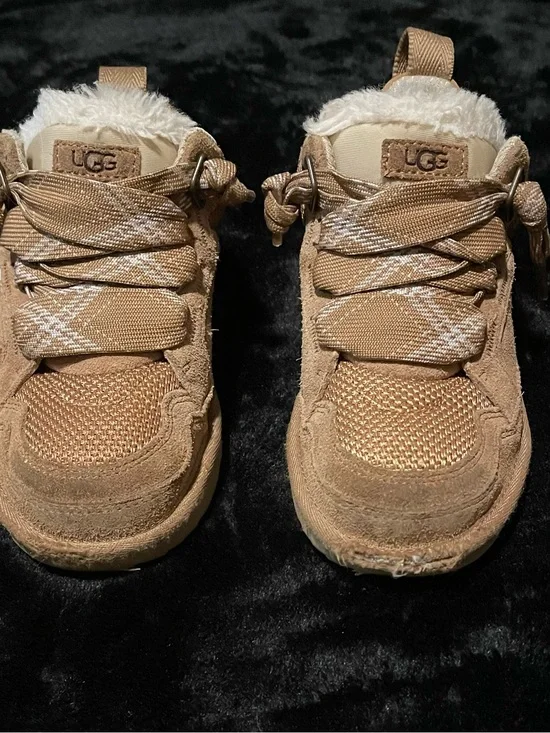 UGG Kids Lowmel Tan Suede Shearling-Lined Sneakers