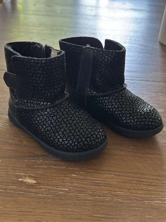 UGG kids size 9 Black Heart-Pattern Ankle Boots