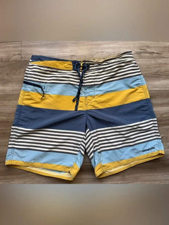 Patagonia® Men’s Wavefarer® Board Shorts- 19'' Style #86621 Size 36 Striped
