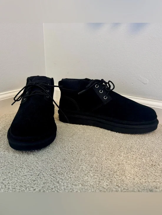 Koolaburra by UGG Boys' Advay Black Suede Boots - size youth 5