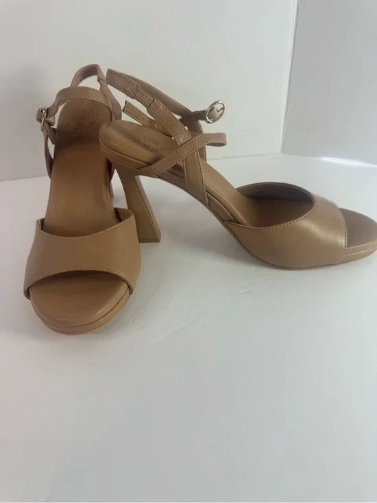 Naturalizer Women’s Beige Leather Strappy Ankle Block Heel Sandals 9.5 NWOB