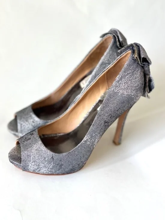 Badgley Mischka Grey Silver Tone Metallic Heels with Bow Size 8