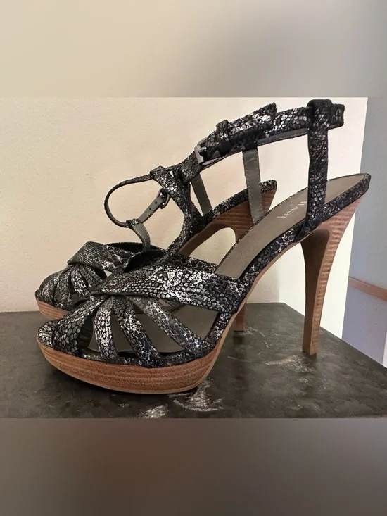 Black silver metallic snakeskin high heel ankle strap sandals 8 never worn Levit