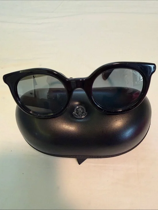 Moncler Glossy Black Round-Edge Sunglasses