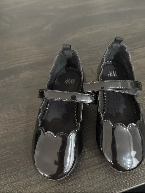 H&M Black Patent Mary Jane Dress Shoes with Scalloped Trim