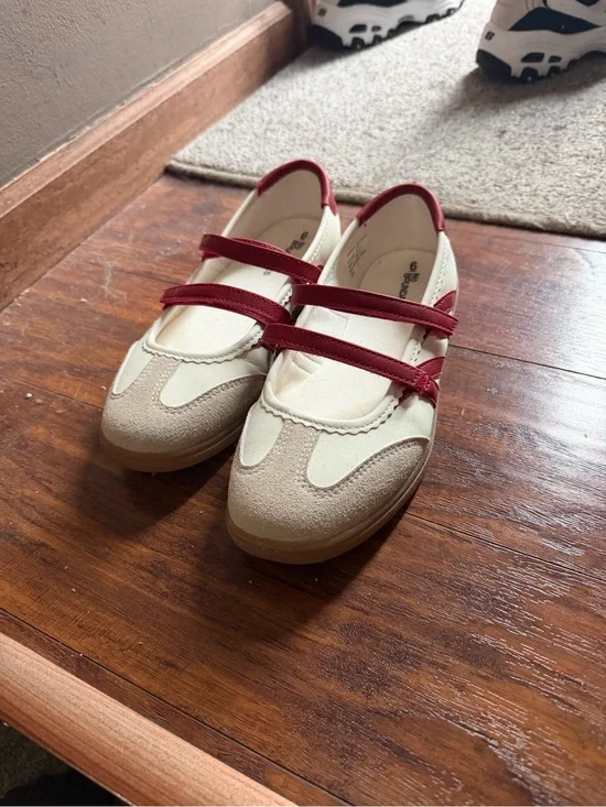 White and red flats (Size 6)