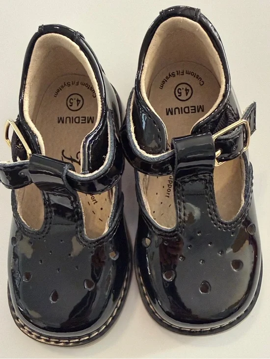 FootMates Black Patent Mary Jane Shoes for Kids 4.5