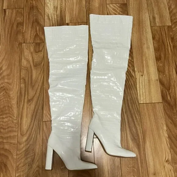 Pretty Little Things Tall Boots Size 7 White Crocodile Block Heel 70s Retro Y2K