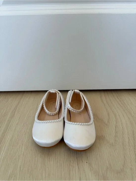 Pearl-Trim White Mary Jane Dress Shoes for Girls