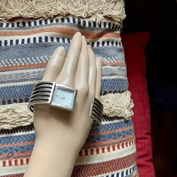 𝅺OUI Bee Art cuff bracelet watch