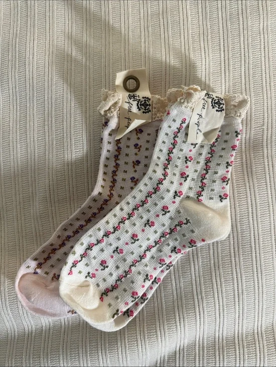 Free People Floral Lace Trim Ankle Socks - Cream & Light Pink