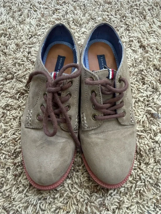 Tommy Hilfiger Taupe faux Suede dress Shoes-boys size 1 (EUC)