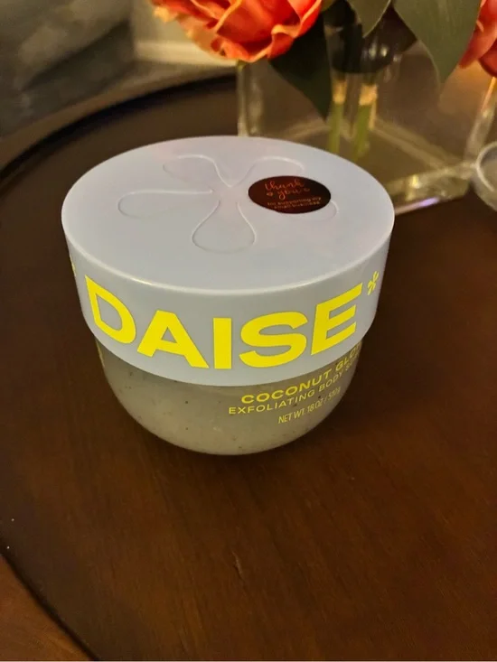 Daisy Coconut Glow Exfoliating Body Scrub - Pale Blue & Yellow Label
