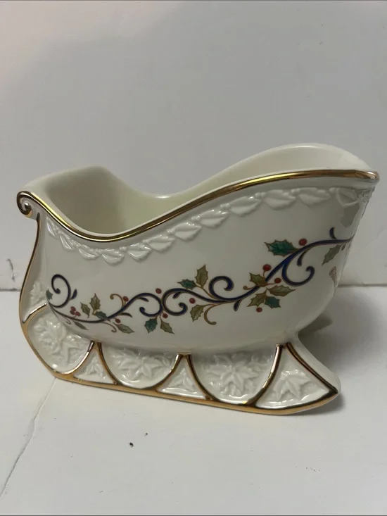 Mikasa Holiday Fine Porcelain Holly Sleigh Centerpiece Bowl 8in x 5x5