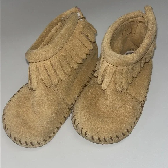 Minnetonka Tan Baby leather Moccasins with Fringe preowned size 4 unisex item