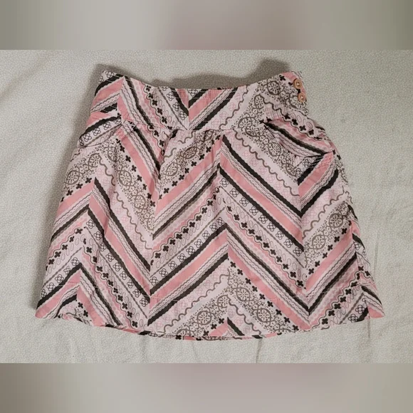 Old Navy Skirt girls size 4T chevron skirt with pockets, 100% Cotton.
