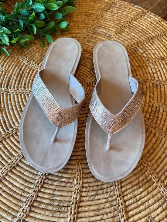 New Andiamo Womens Metallic Rose Gold Flip Flop Sandals
