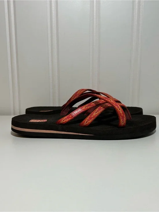 Teva olowahu strappy Women's Black Sandals with Red-Orange Patterned Straps