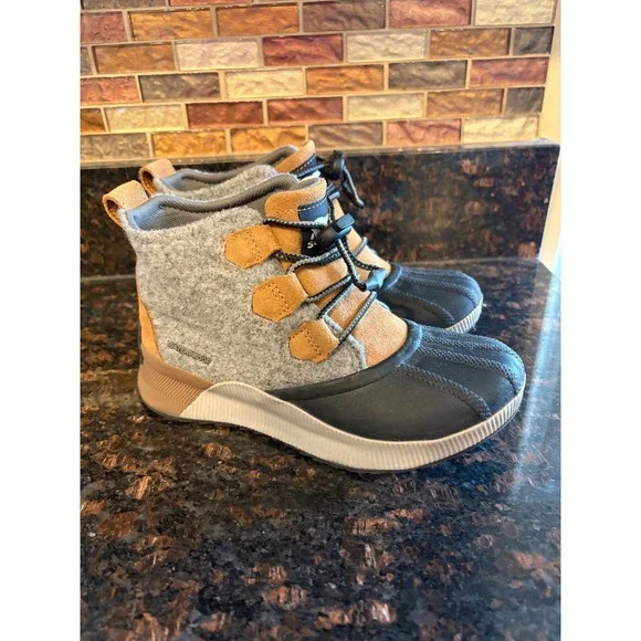 Sorel Out N About Classic Boots Kids Size 4 Gray Brown Waterproof Duck Boots Exc
