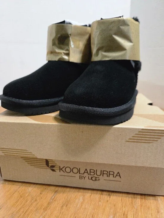 UGG toddler Victoria Mini Boot Size 6 (NEW W/ BOX)