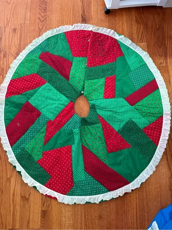 Vintage Handmade Patchwork Quilted Christmas Tree Skirt Ruffled Lace Quilt