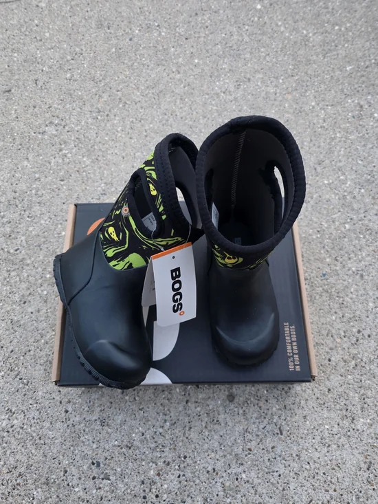 Bogs Kids Black and Neon Green Waterproof Boots Boys 8k