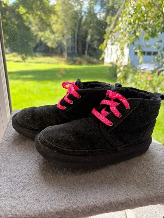 UGG Kids Neumel Suede Chukka Boots Black Pink Glitter Laces Youth 13