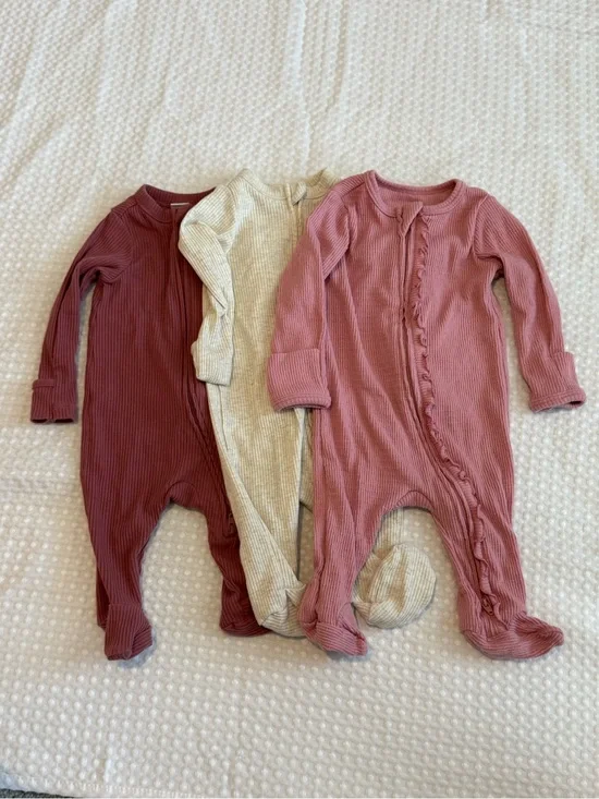 Bundle of Pinks & Oatmeal Footies - 0-3m