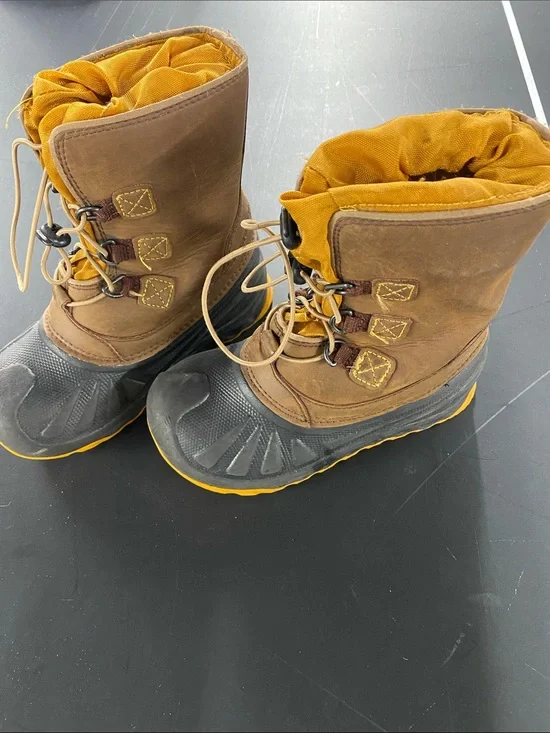 Kids UGG snow boots size 13