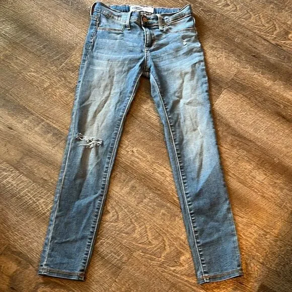 Old Navy Rockstar Girls Size 10 Skinny Jeans Light Wash Distressed Stretch