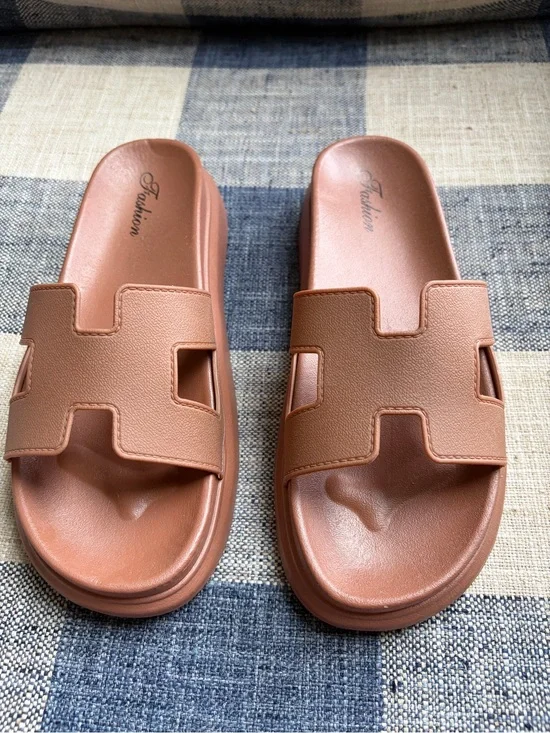Women's H Slide Sandals in Brown size 7.5/8